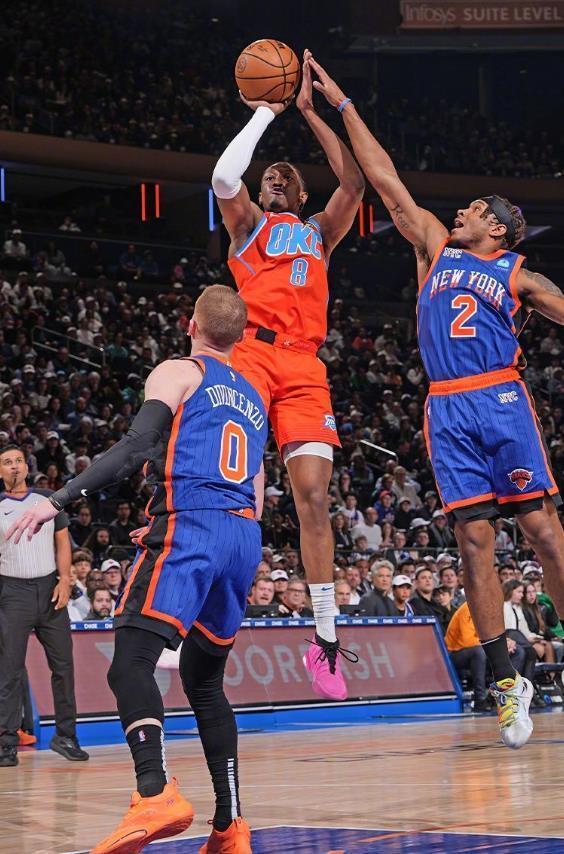 埃里克：阿劳霍是个非常受欢迎的人，我们正敞开双臂等他归来（埃里克：阿劳霍人气极高，我们张开双臂迎接他的回归）