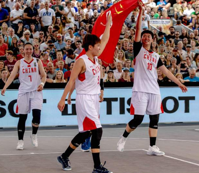 吉拉西多特生涯欧冠已打入15球，队史仅次于罗伊斯和莱万（吉拉西多特欧冠进球达15球，队史仅次罗伊斯与莱万）