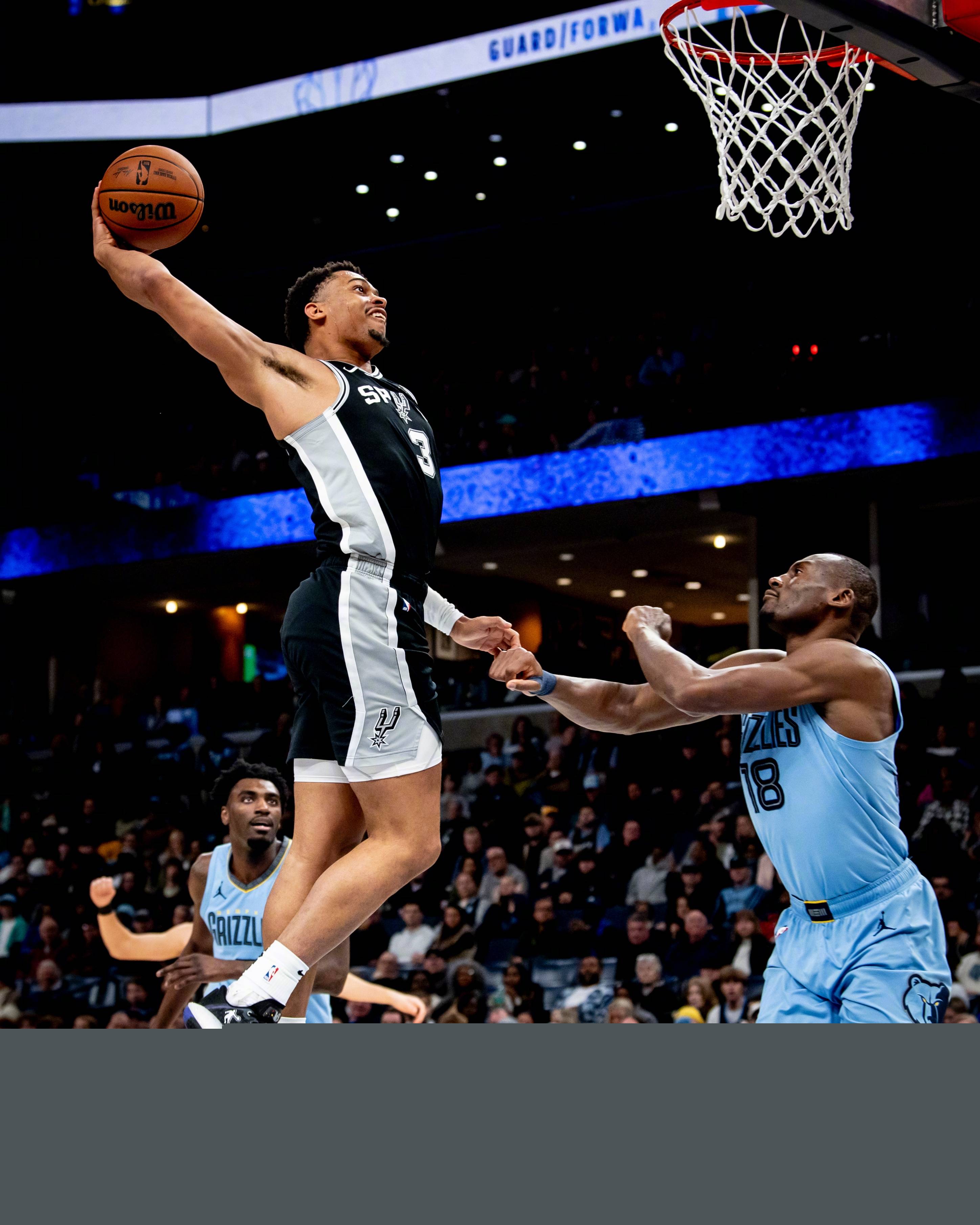 海斯：我感觉这支球队有很多的兄弟情谊，所有人都想保护彼此（海斯：球队充满兄弟情，人人都想互相守护）