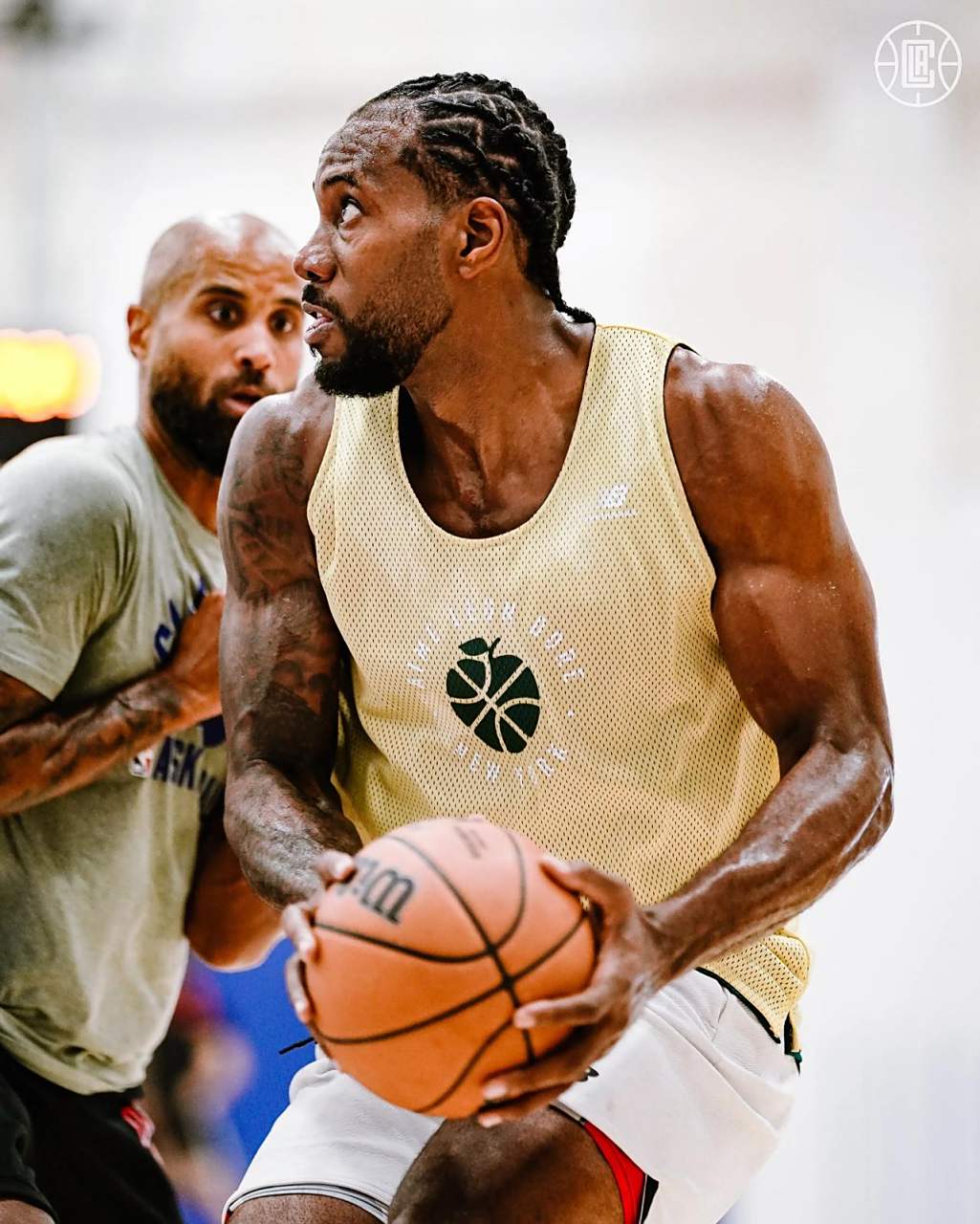 杰伦·约翰逊成为08年詹姆斯以来连续两场砍三双最年轻的前锋（自2008年詹姆斯以来，杰伦-约翰逊成为连续两场拿下三双的最年轻前锋）