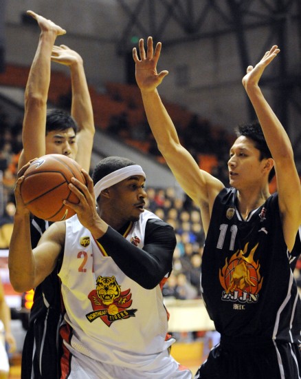 小法：梅西第一次训练就把我晃倒了；现在的球员有点被宠坏了（法布雷加斯：第一次合练就被梅西过倒，如今的球员有些被惯坏）